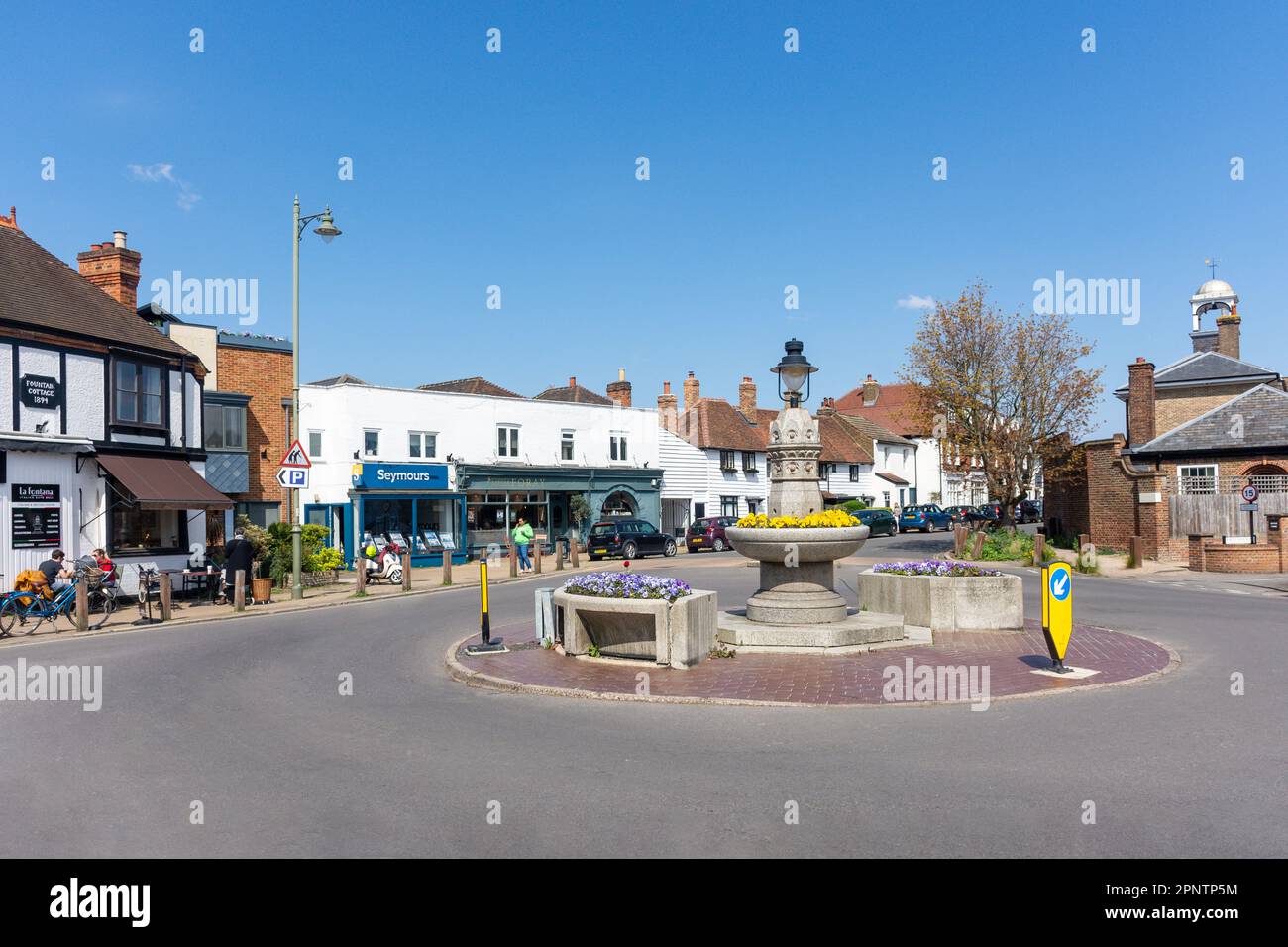 Roundabout Fountain, High Street, Thames Ditton, Surrey, Angleterre, Royaume-Uni Banque D'Images