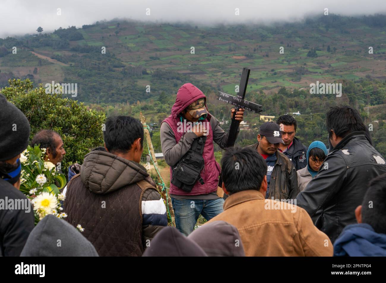 Salvador Jiménez Santiz, au centre, tient une croix lors d'un enterrement pour Lorenzo Gómez Ruíz à Aldama, Chiapas, Mexique sur 11 janvier 2022. Au début de 2022, une balle perdue a tué Gómez Ruíz à l'âge de 21 ans. (Marissa Revilla/Global Press Journal) Banque D'Images