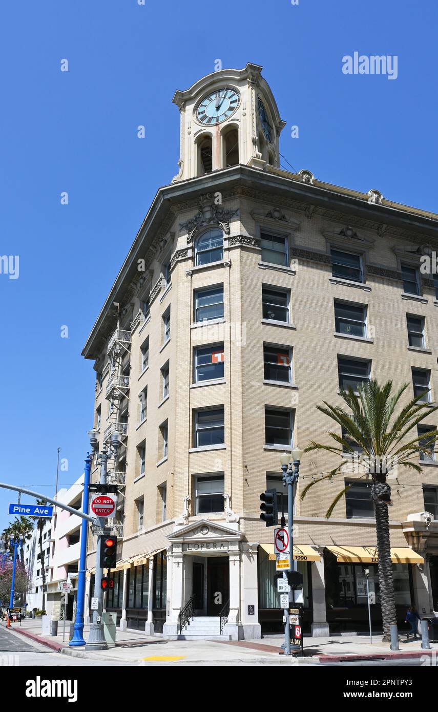 LONG BEACH, CALIFORNIE - 19 avril 2023 : l'Opera Ristorante, pâtes faites à la main, viandes grillées et autres plats d'Italie du Nord servis dans un distributeur automatique sophistiqué Banque D'Images