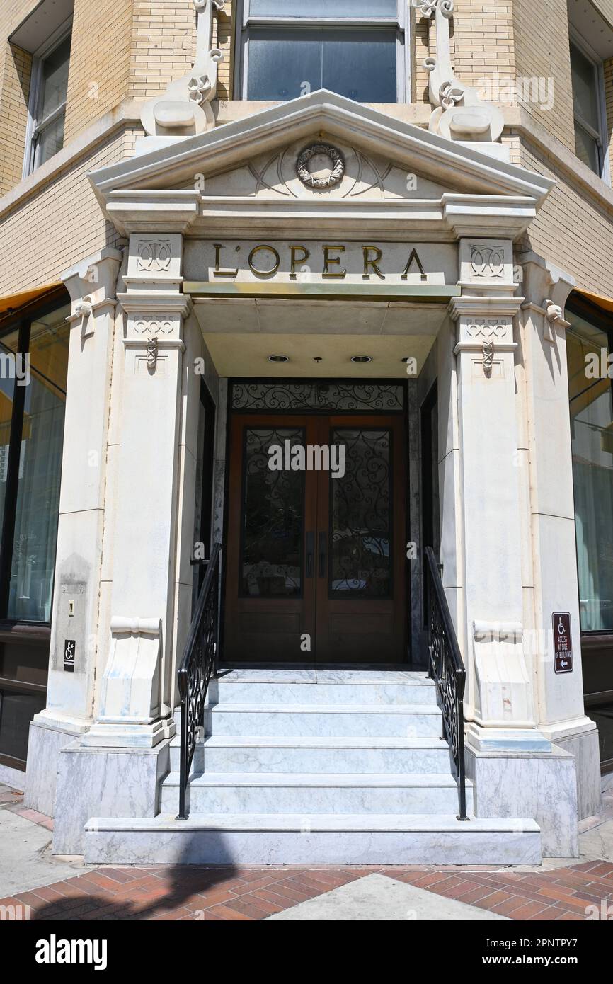 LONG BEACH, CALIFORNIE - 19 avril 2023 : gros plan de l'Opéra Ristorante, pâtes faites à la main, viandes grillées et autres plats d'Italie du Nord servis dans un sopis Banque D'Images