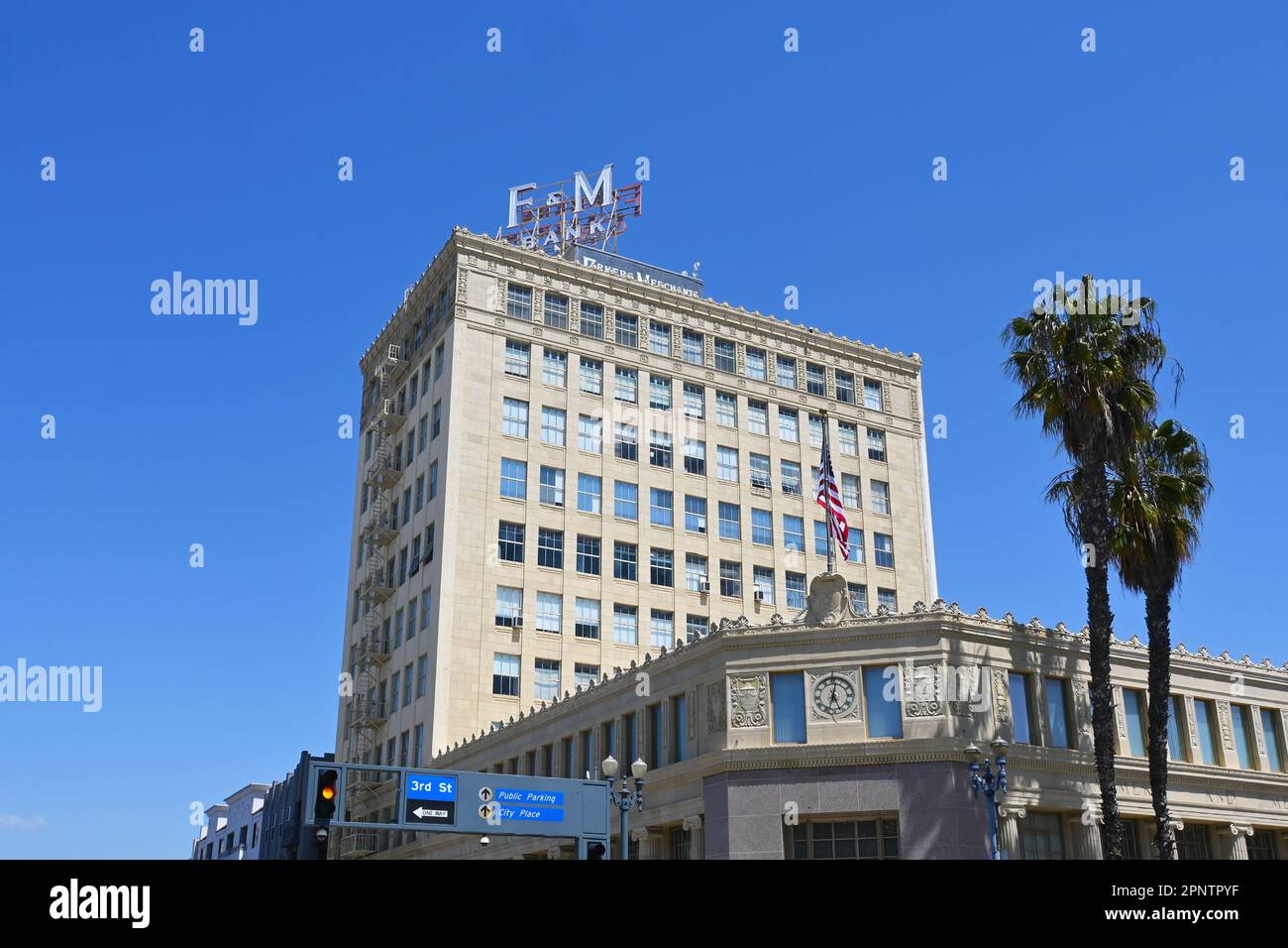 LONG BEACH, CALIFORNIE - 19 avril 2023 : le bâtiment Farmers and Merchants Bank à Pine Avenue dans le centre-ville de long Beach. Banque D'Images