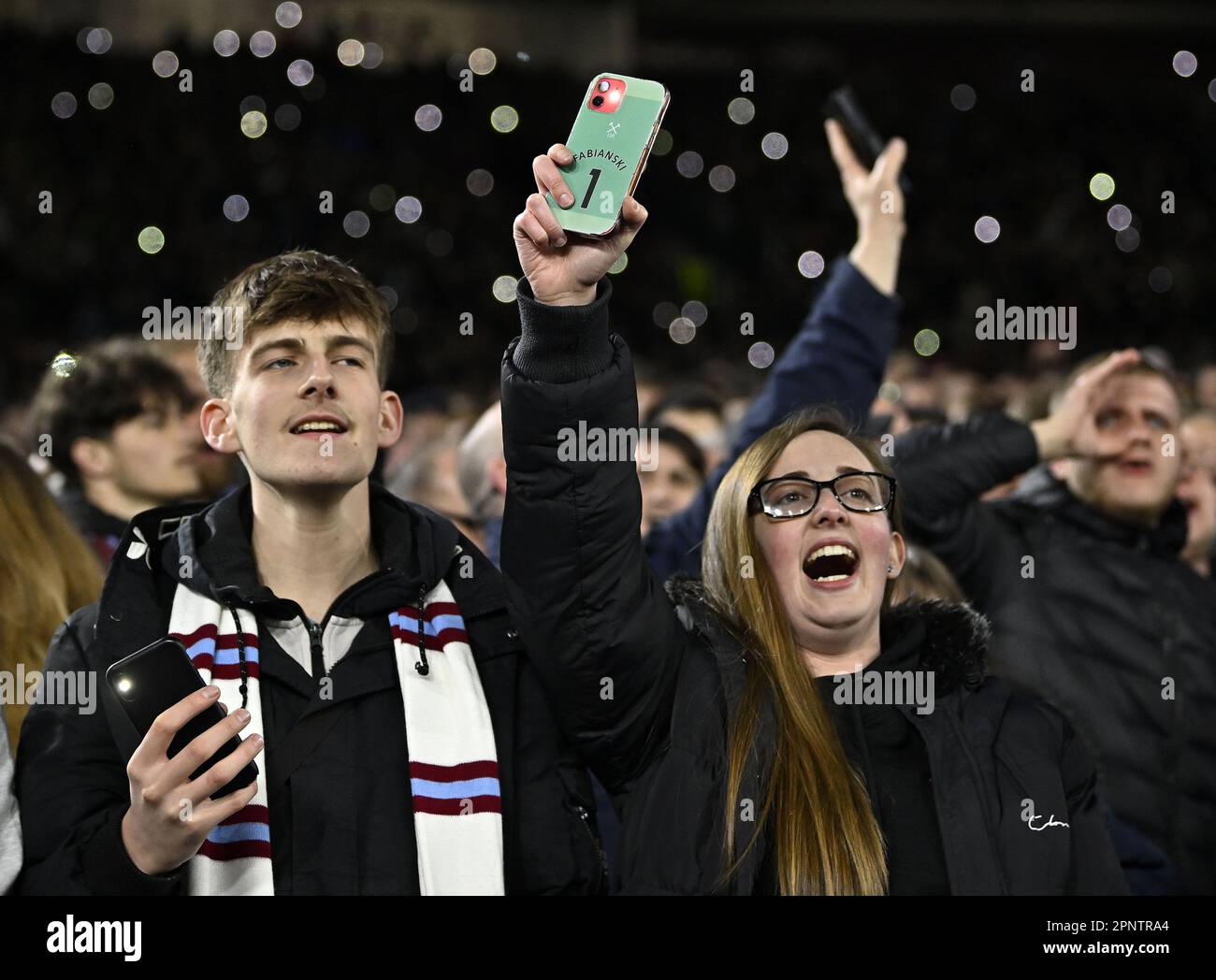 Londres, Royaume-Uni. 20th avril 2023. les fans de w fêtent lors du match de la Ligue de conférence UEFA Europa de West Ham vs KAA Gent au London Stadium Stratford. Crédit : MARTIN DALTON/Alay Live News Banque D'Images