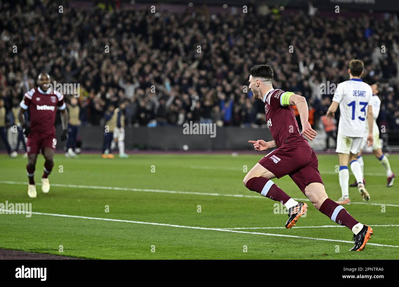 Londres, Royaume-Uni. 20th avril 2023. OBJECTIF. Declan Rice (West Ham) se lance pour célébrer le troisième but de West Ham lors du match de la Ligue de conférence UEFA Europa de West Ham vs KAA Gent au London Stadium Stratford. Crédit : MARTIN DALTON/Alay Live News Banque D'Images