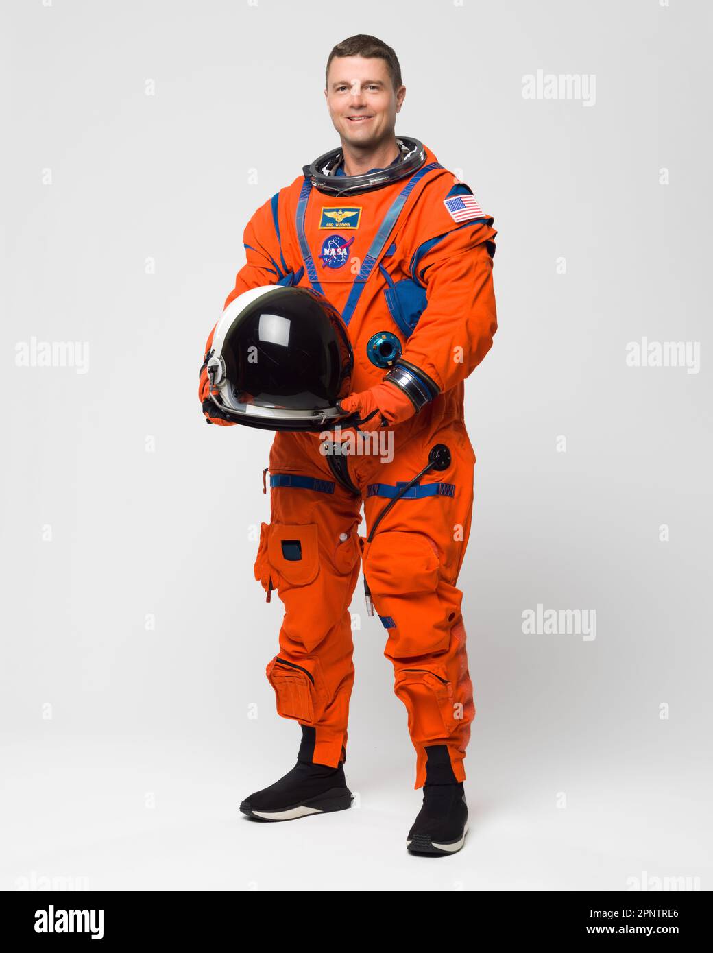 Houston, États-Unis. 30 mars 2023. L'astronaute de la NASA Reid Wiseman et le commandant d'Artemis II posent dans la combinaison orange vif du système de survie de l'équipage Orion au Centre spatial Johnson, à 28 mars 2023, à Houston, au Texas. Crédit : Robert Markowitz/NASA/Alay Live News Banque D'Images