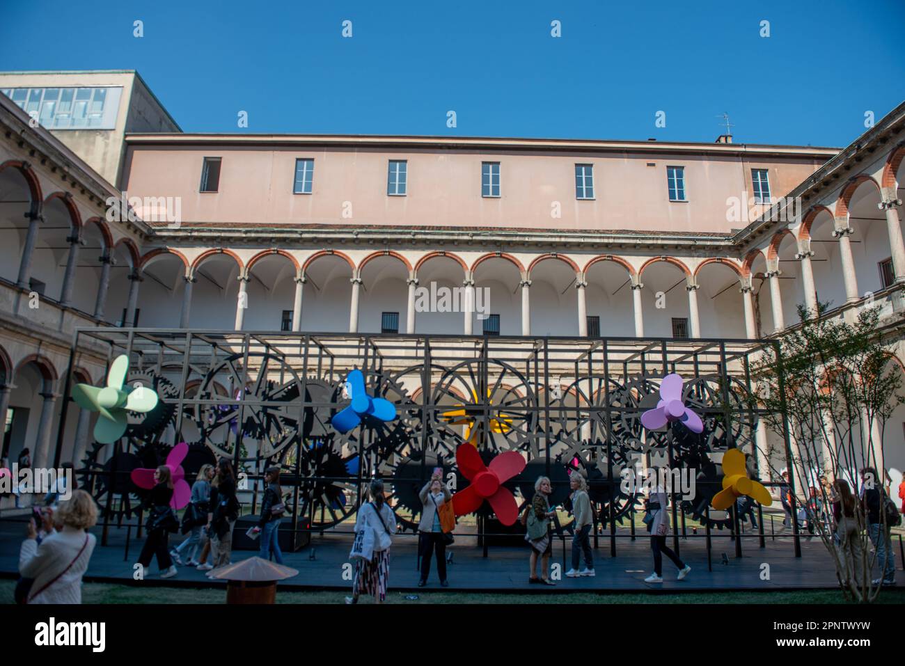 Milano Italia 19 aprile 2023:Visitatori all'università Statale di Milano che osservano installazioni artistiche per il fuori salone Banque D'Images