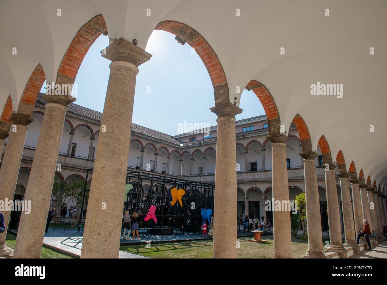 Milano Italia 19 aprile 2023:Visitatori all'università Statale di Milano che osservano installazioni artistiche per il fuori salone Banque D'Images