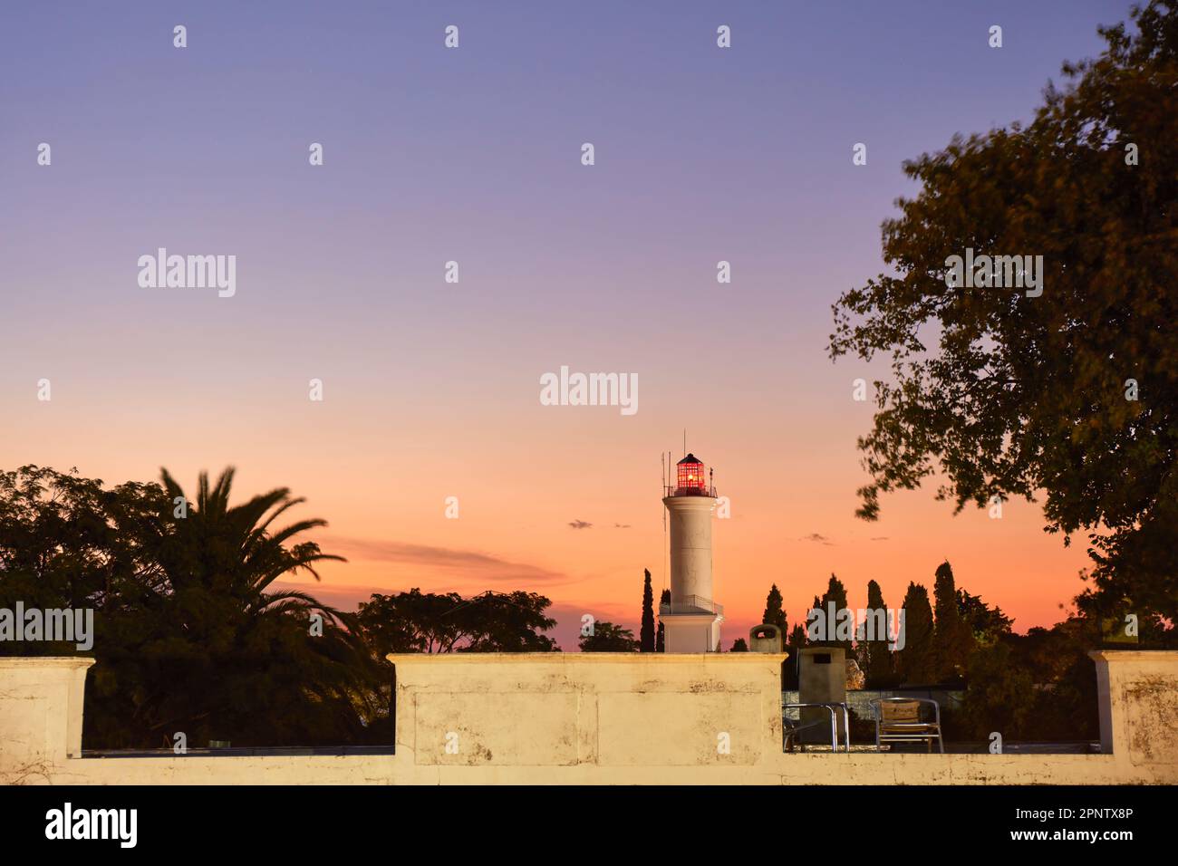 Le phare de Colonia del Sacramento au crépuscule, Uruguay. Banque D'Images