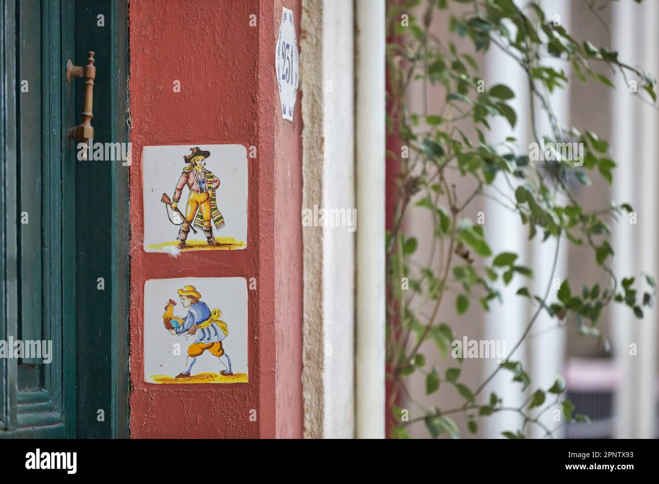 Détail de tuiles portugaises à l'entrée d'une maison à Colonia del Sacramento, Uruguay. Banque D'Images