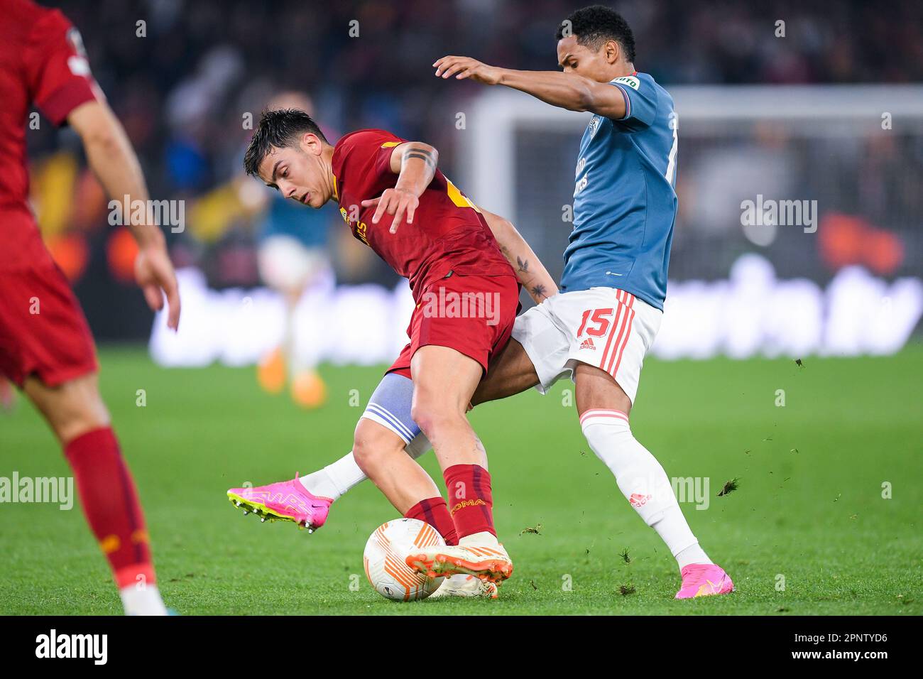 20-04-2023: Sport: Roma / Feyenoord ROMA, ITALIE - AVRIL 20: Paulo Dybala (AS Roma) et Marcos Lopez (Feyenoord Rotterdam) pendant la finale du trimestre - Banque D'Images