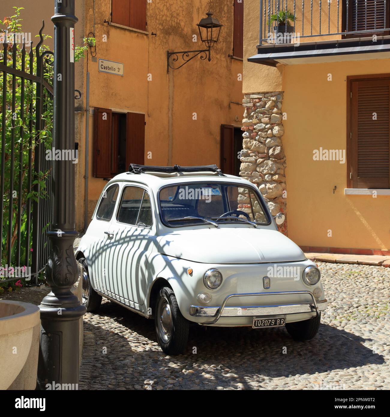 Voiture classique Fiat 500 L à l'intérieur du château de Moniga. Castello di Moniga del Garda. Banque D'Images