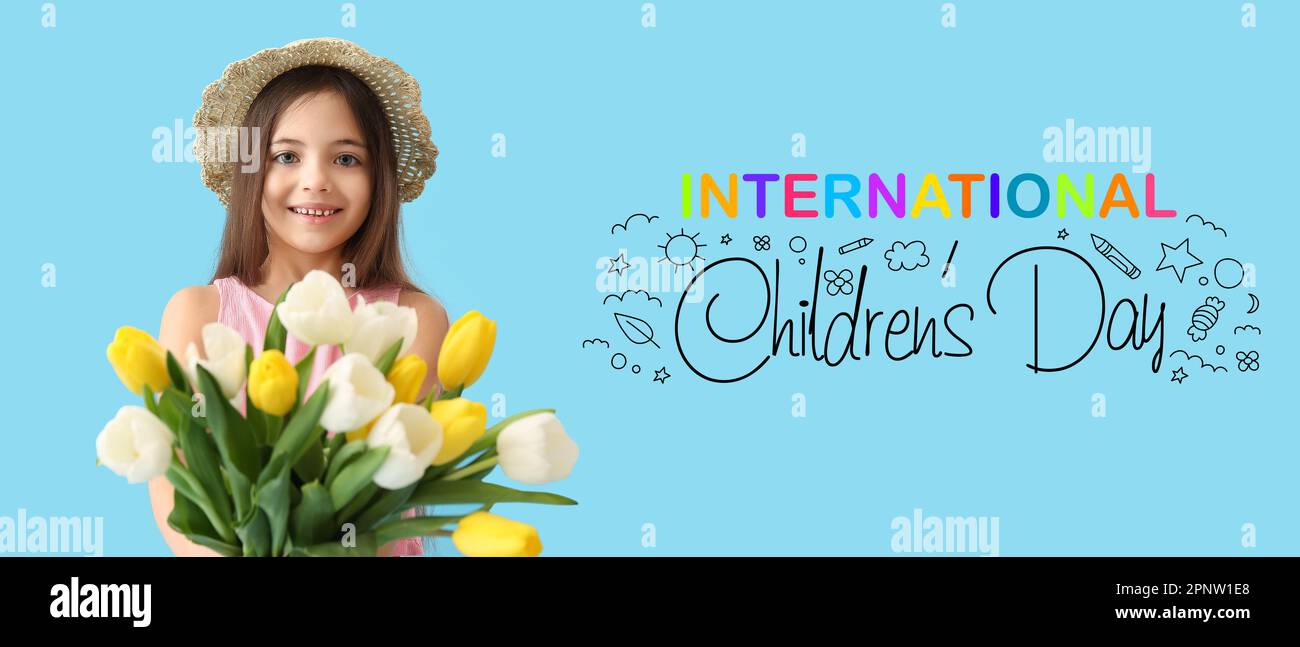 Petite fille mignonne avec des tulipes sur fond bleu clair. Journée internationale des enfants Banque D'Images