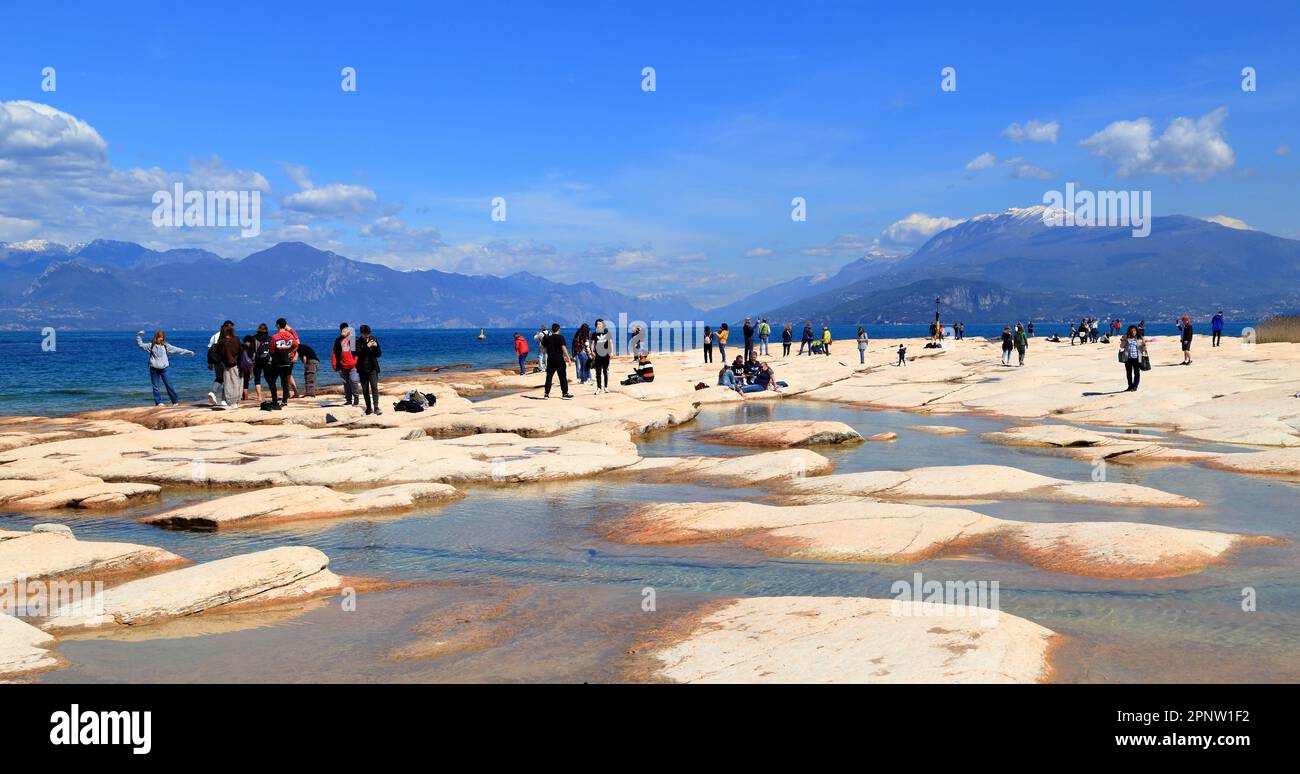 Niveau d'eau bas à la plage de la Jamaïque Sirmione, lac de Garde, Lago