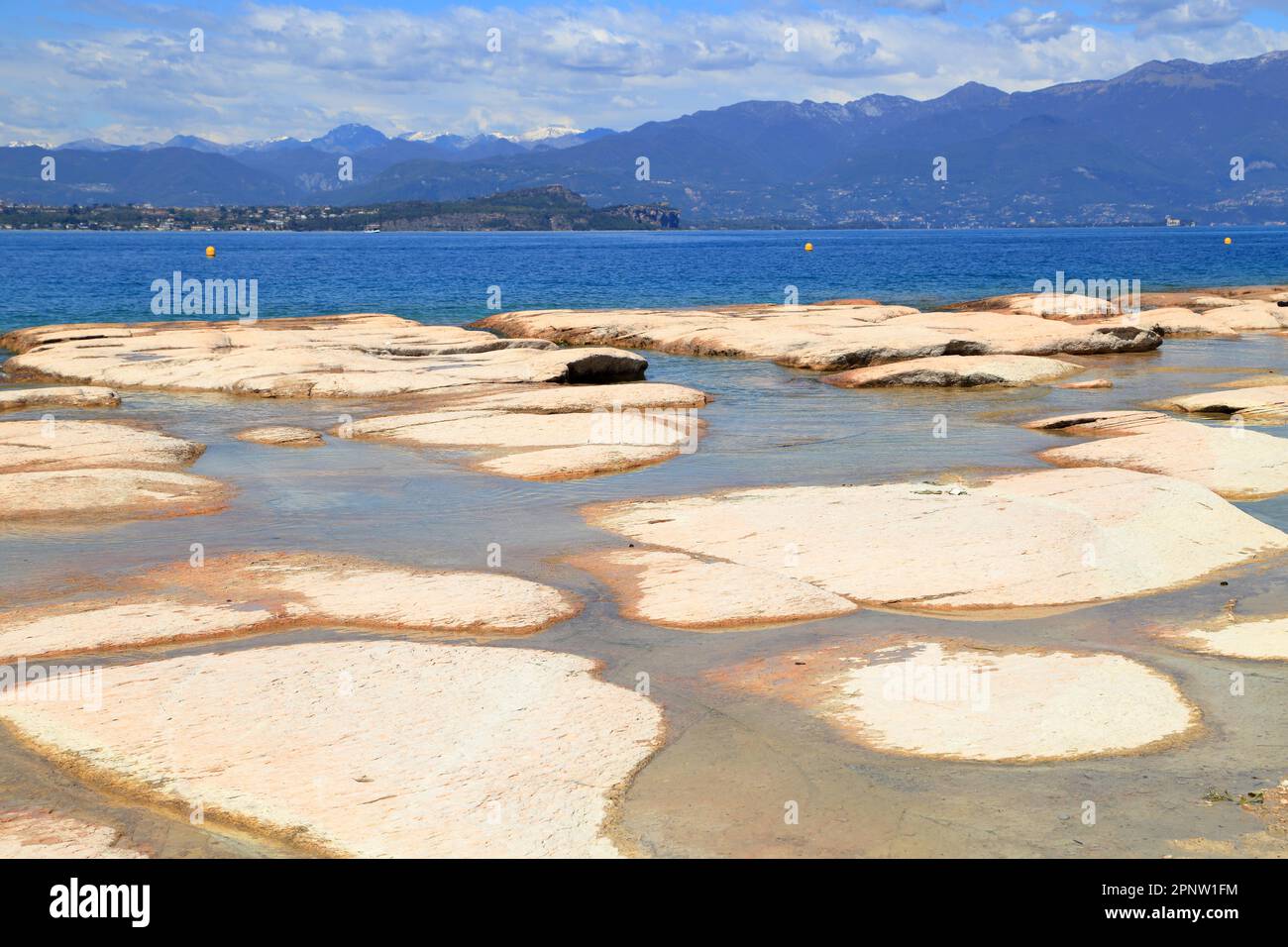 Formations de calcaire. Un faible niveau d'eau a permis de découvrir les rochers blancs de Jamaica Beach Sirmione, du lac de Garde, du Lago di Garda, du Gardasee Banque D'Images