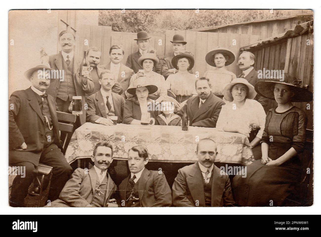 La République tchécoslovaque, vers 1920 : Une vintage photo montre les gens au cours de fête, vers 1920. Banque D'Images