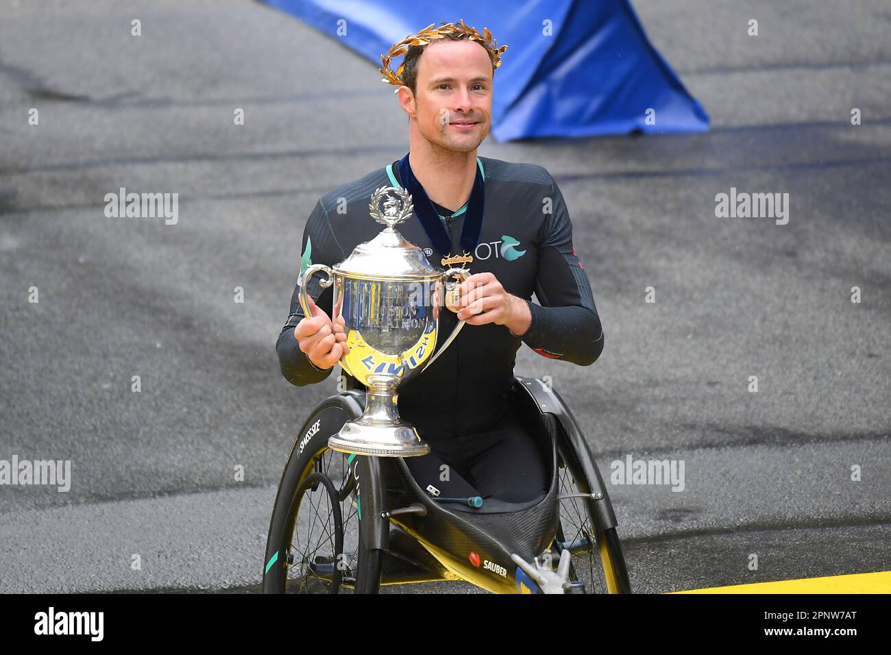 BOSTON, MA - APRIL 17: Marcel Hug of Switzerland poses for pictures with the trophy after winning the men's wheelchair division of the 127th Boston Marathon on April 17, 2023 on Boylston Street in Boston, MA. Hug finished with a time of 01:17:06. (Photo by Erica Denhoff/Icon Sportswire) (Icon Sportswire via AP Images) Banque D'Images