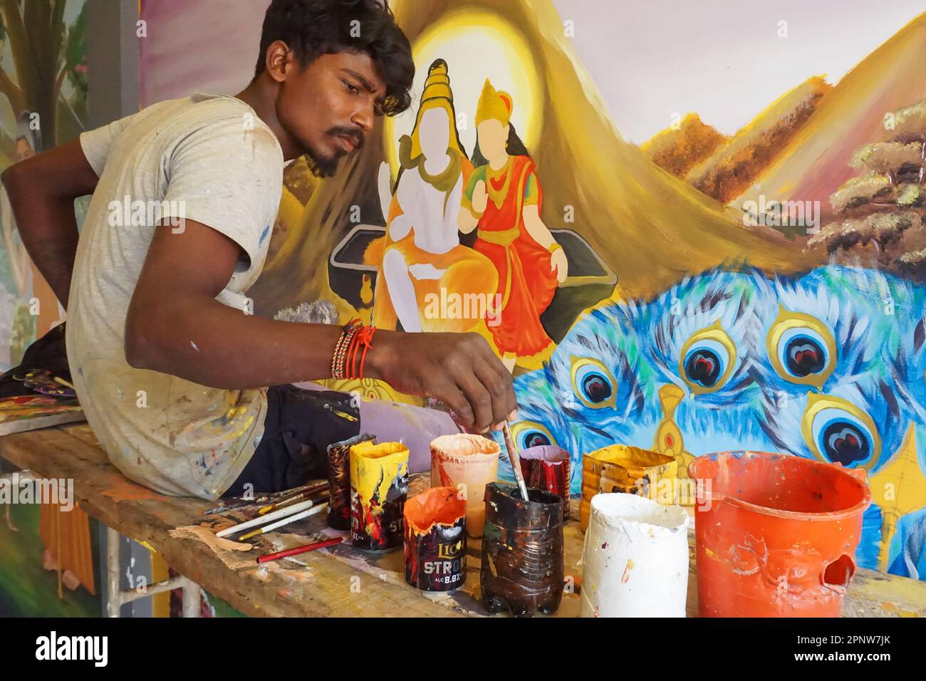 Disunthan Kandasami peint une fresque murale au temple de Siddhi Vinayagar à Cheddikulam, Sri Lanka sur 4 septembre 2022. M. Kandasami affirme que les prix des matériaux de peinture ont augmenté en raison de la crise économique actuelle et qu'il n'obtient pas de nouvelles commandes. (Thayalini Indrakularasa/Global Press Journal) Banque D'Images