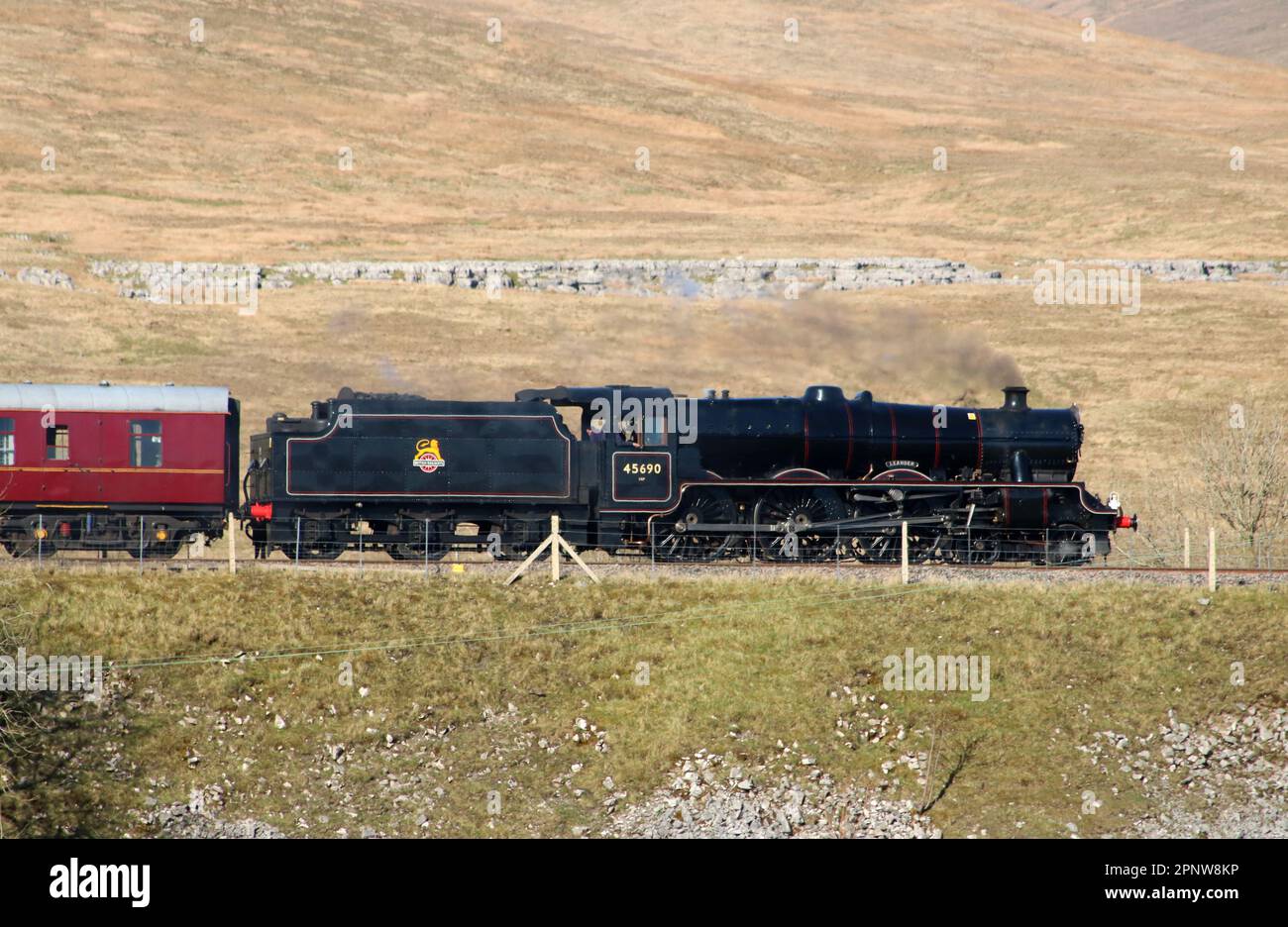 La locomotive à vapeur de la classe Jubilee 45690 Leander, à l'approche de Ribblehead, s'installe à la ligne de Carlisle, le 20th avril 2023, jour 6 de la visite en train du XV de Grande-Bretagne. Banque D'Images
