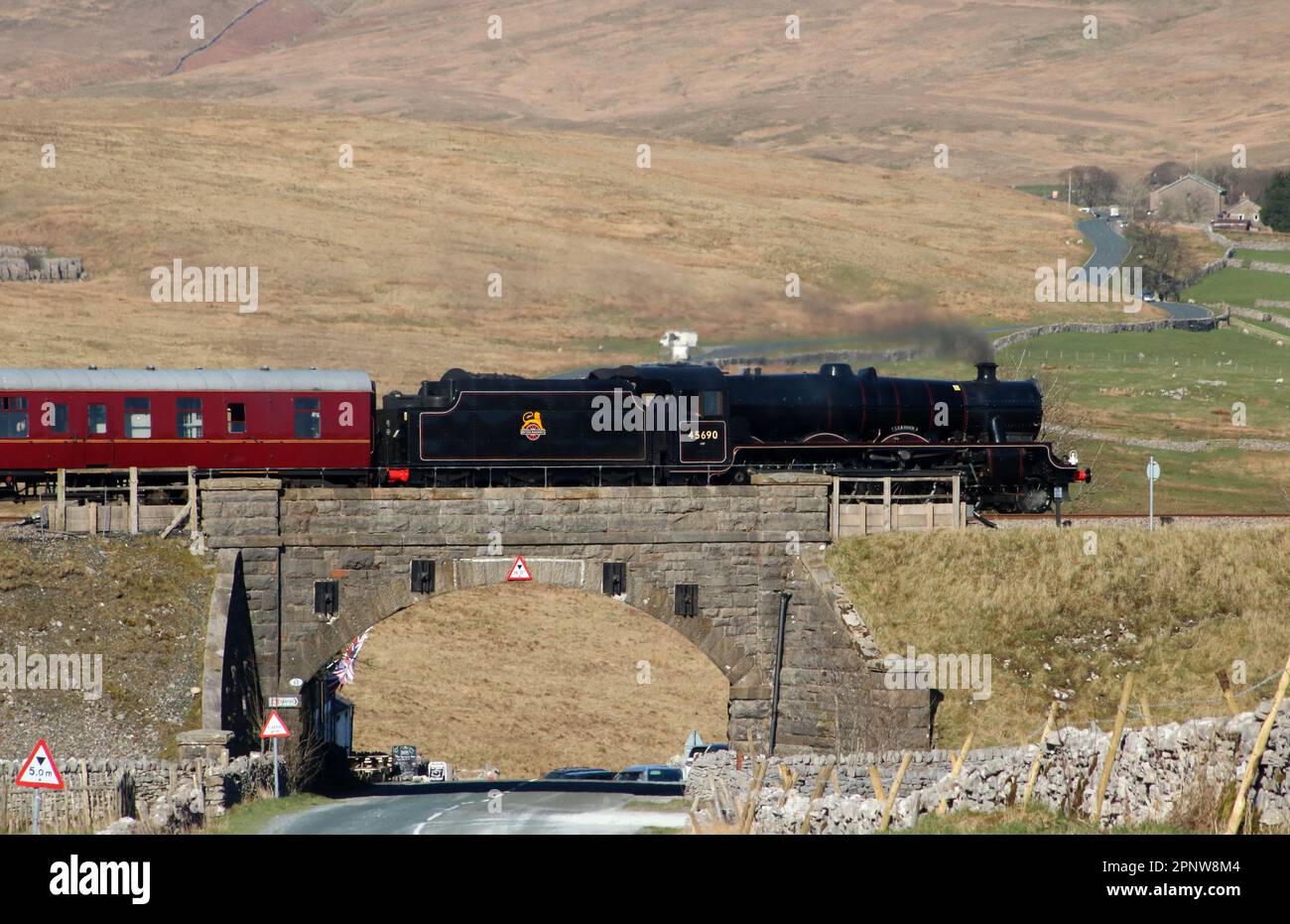 La locomotive à vapeur de la classe Jubilee 45690 Leander, à l'approche de Ribblehead, s'installe à la ligne de Carlisle, le 20th avril 2023, jour 6 de la visite en train du XV de Grande-Bretagne. Banque D'Images