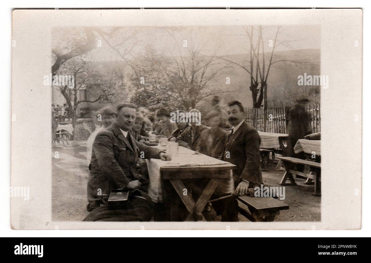 La République tchécoslovaque - Vers les années 1940 : Vintage photo montre les gens durant la fête en milieu rural. Banque D'Images