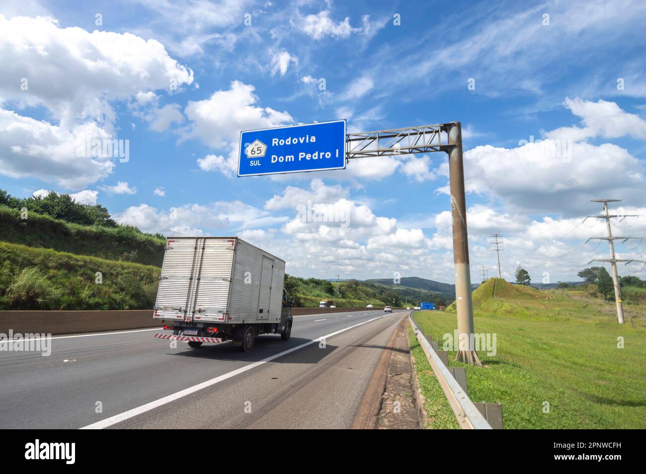 Itatiba-sp,brazil-19 avril,2023 Traduction: dom pedro 1 Highway' plaque indiquant l'autoroute dom pedro 1 une des autoroutes les plus imposantes de la re Banque D'Images