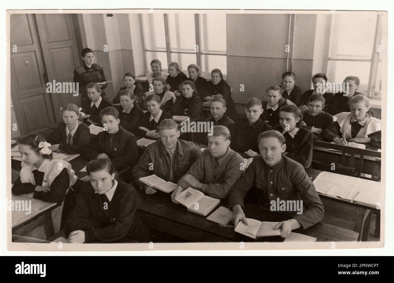 URSS - VERS 1950s: Photo d'époque montre des camarades d'école aux bureaux de l'école. Banque D'Images