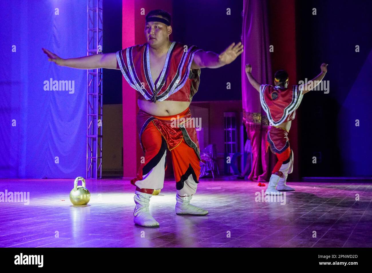 Uurtsaikh Tuvshinjargal, à gauche, et Nominsundui Erdenebat se produit dans un cirque à Dalanzadgad, dans la province d'Umnugovi, en Mongolie, sur 27 avril 2022. Après le confinement du coronavirus, le cirque a voyagé de la capitale, Oulan-Bator, pour produire un spectacle pour les enfants. (Uranchimeg Tsoghuu/Global Press Journal) Banque D'Images