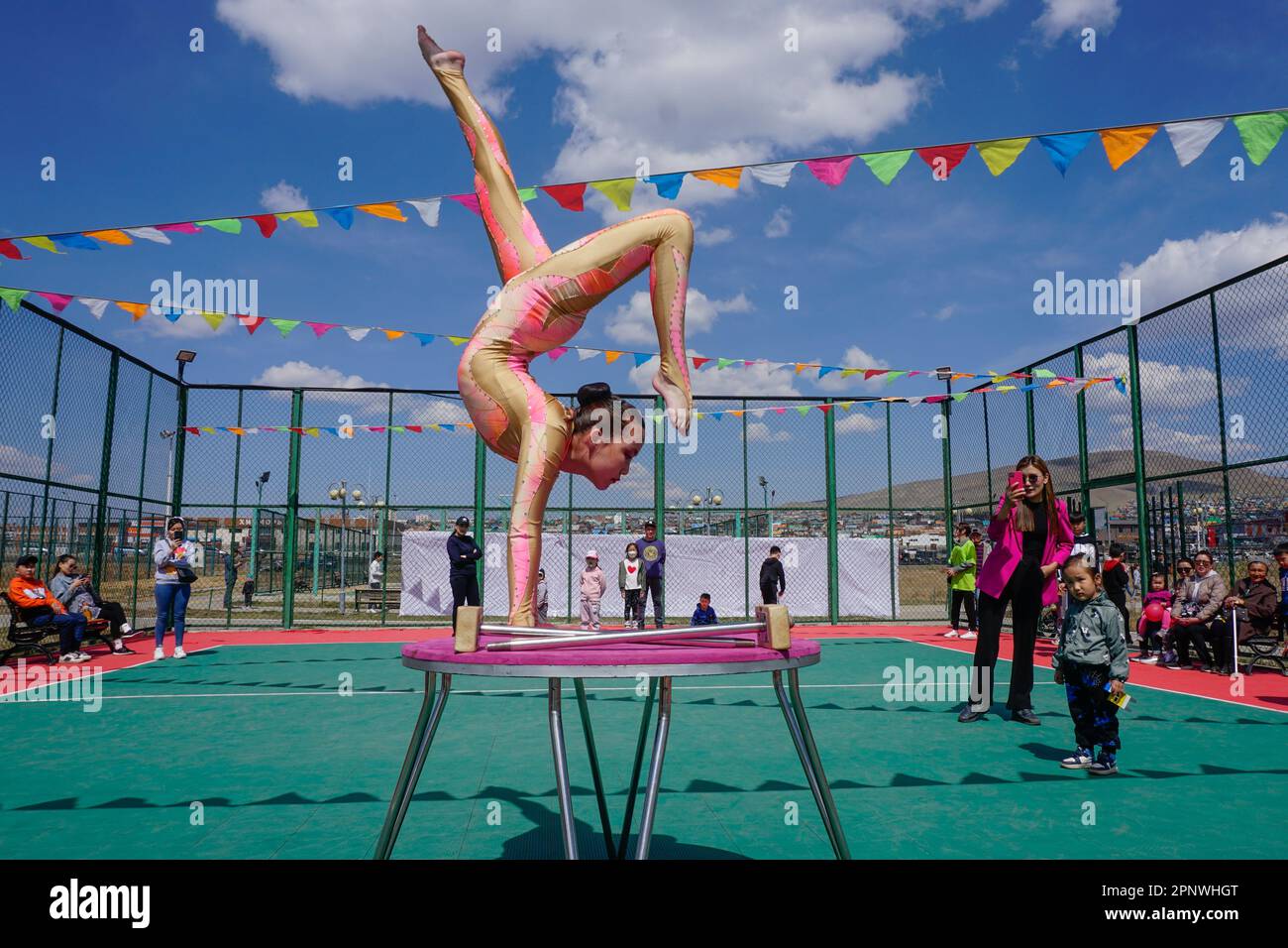 Le contortionniste Bayarzul Batbayar, 16 ans, se produit lors d'un événement dans un parc à l'occasion de la Journée mondiale de la famille à Erdenet, dans la province d'Orkhon, en Mongolie, sur 13 mai 2022. (Khorloo Khukhnohoi/Global Press Journal) Banque D'Images