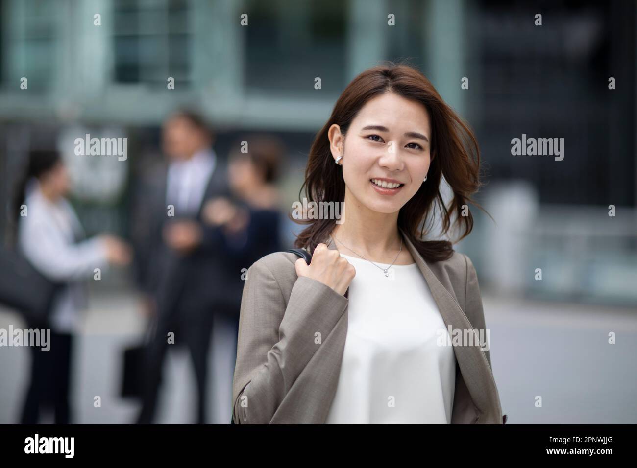 femme souriante en costume d'affaires Banque D'Images