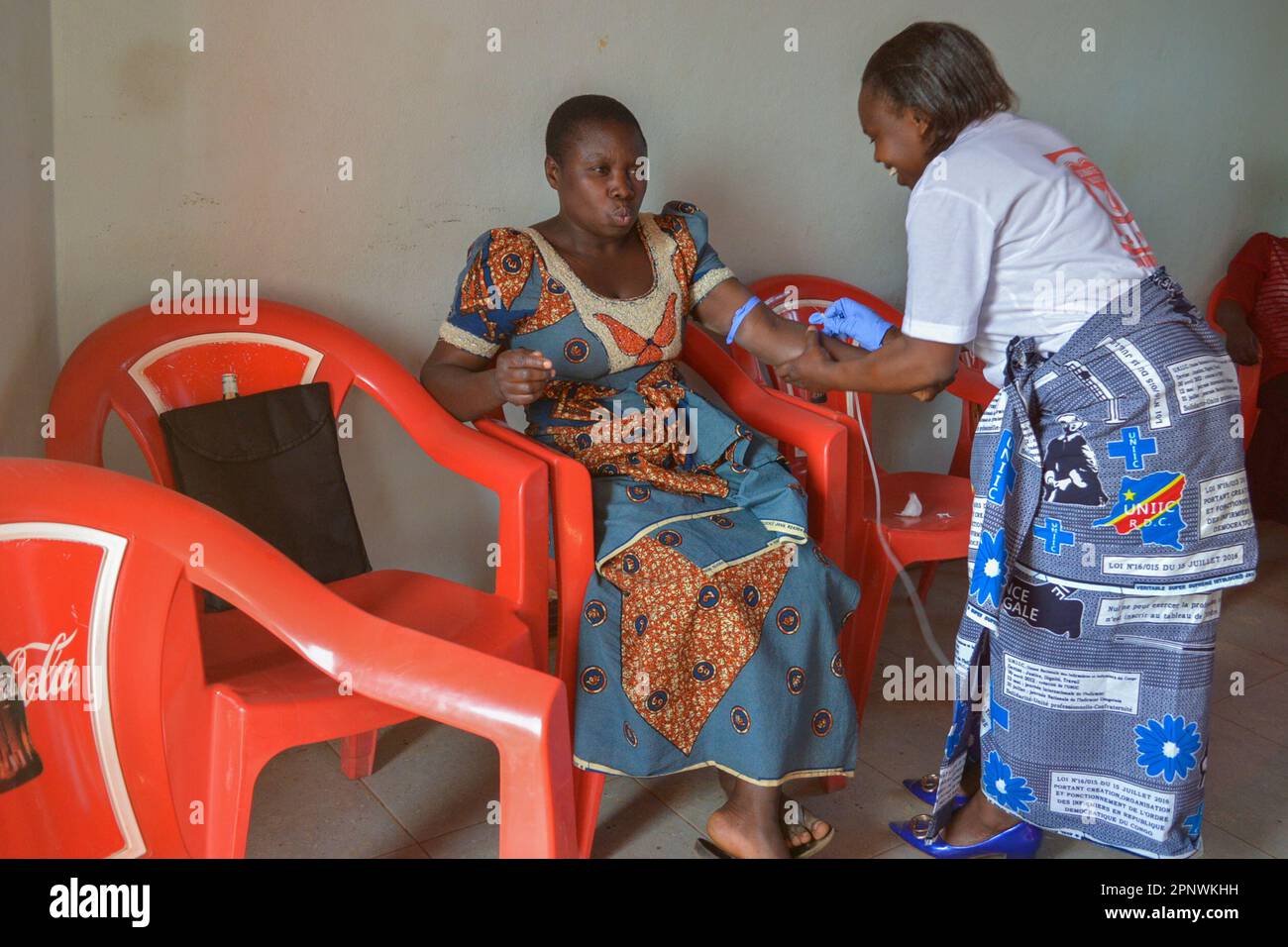 Kanyere Musayi, à droite, une assistante de laboratoire, recueille du sang de Naomi Kanyere Ndeleon dans un centre de santé baptiste lors de la Journée mondiale du don de sang à Kirumba, Lubero, République démocratique du Congo, sur 14 juin 2022. (Merveille Kavira Luneghe/Global Press Journal) Banque D'Images