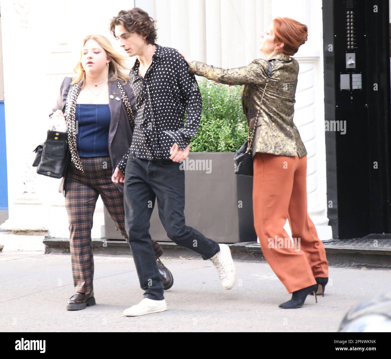 19 avril. 2023 Timothée Chalamet tournage sur place pour Chanel commerical à New York. 19 avril-, 2023 crédit : RW/MediaPunch Banque D'Images