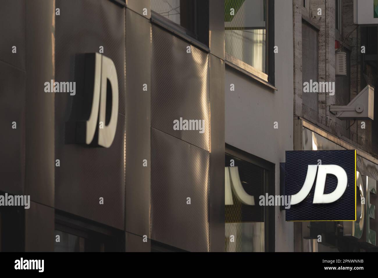 Photo d'un panneau avec le logo de JD sports sur leur magasin principal pour Cologne, Allemagne. JD Sports Fashion plc, plus connu sous le nom de JD Sports, JD or Banque D'Images