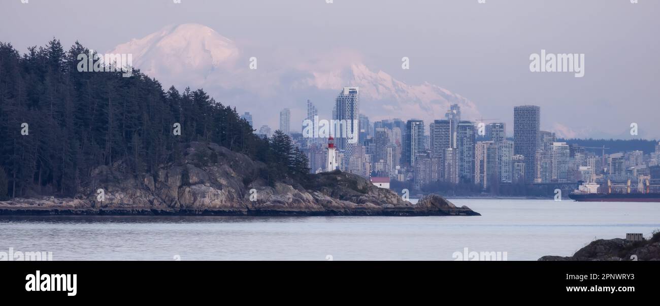 Lighthouse Park et ville avec montagnes en arrière-plan. Coucher de soleil Banque D'Images