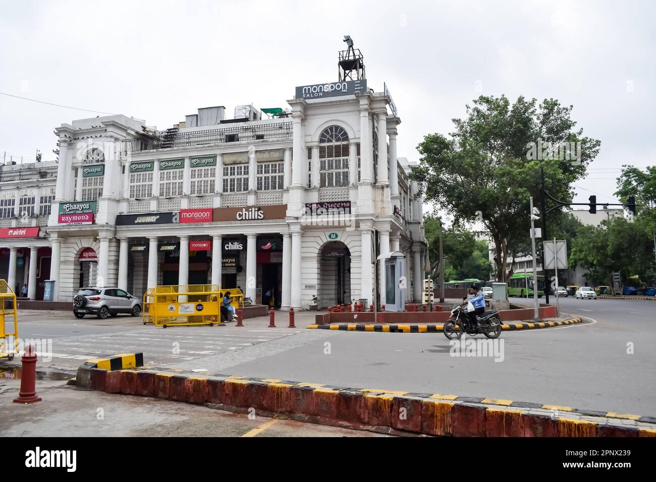 Delhi, Inde, 31 mars 2023 - célèbre quartier d'affaires Connaught place connu comme CP Delhi dans le centre de New Delhi Inde avec des bureaux, des banques et SHOPP Banque D'Images