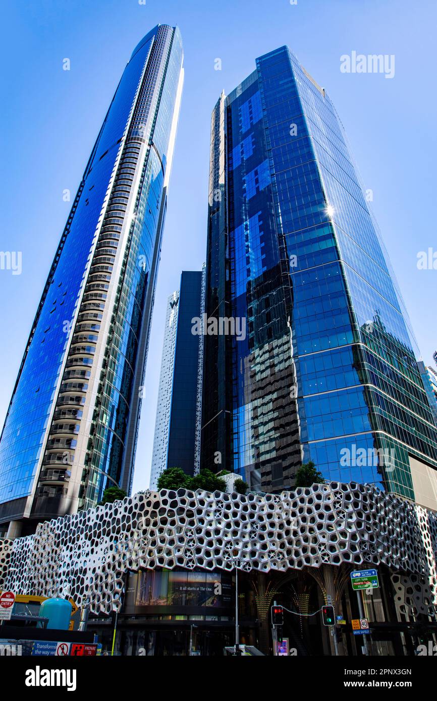 Deux grands bâtiments, « l'un » à 82 étages et « 300 George Street » à 41 étages, situés dans un bloc-ville à l'angle de George St et Adelaide St Banque D'Images