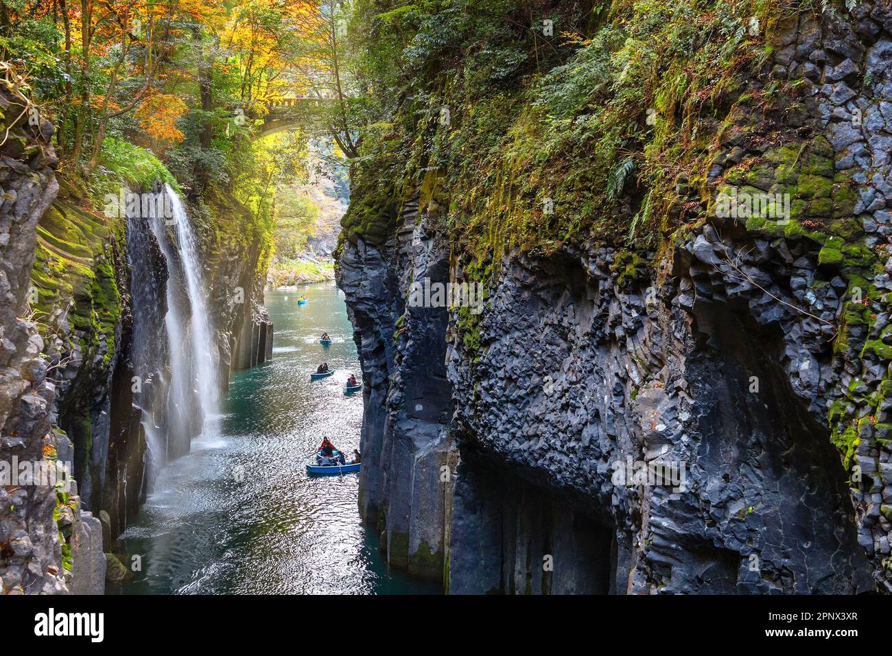 Miyazaki, Japon - novembre 24 2022 : la gorge de Takachiho est un étroit gouffre coupé à travers la roche par la rivière Gokase, de nombreuses activités pour les touristes comme le rowi Banque D'Images