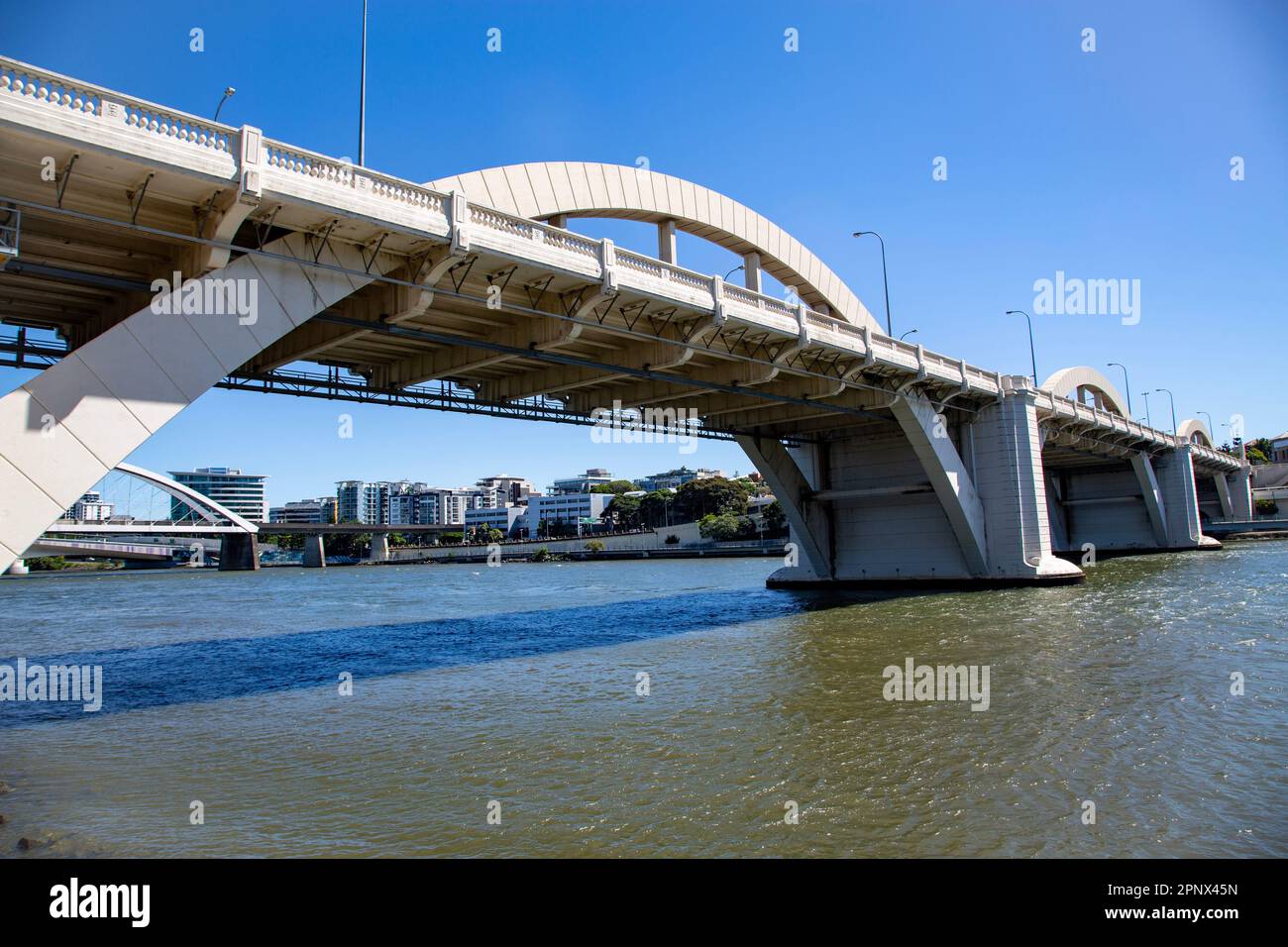 Le pont William Jolly est une route Art déco et un pont piétonnier au-dessus de la rivière Brisbane, ouvert en mars 1932. Banque D'Images