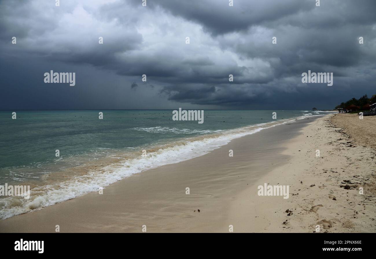 Nuages de tempête et la plage, mexique Banque D'Images