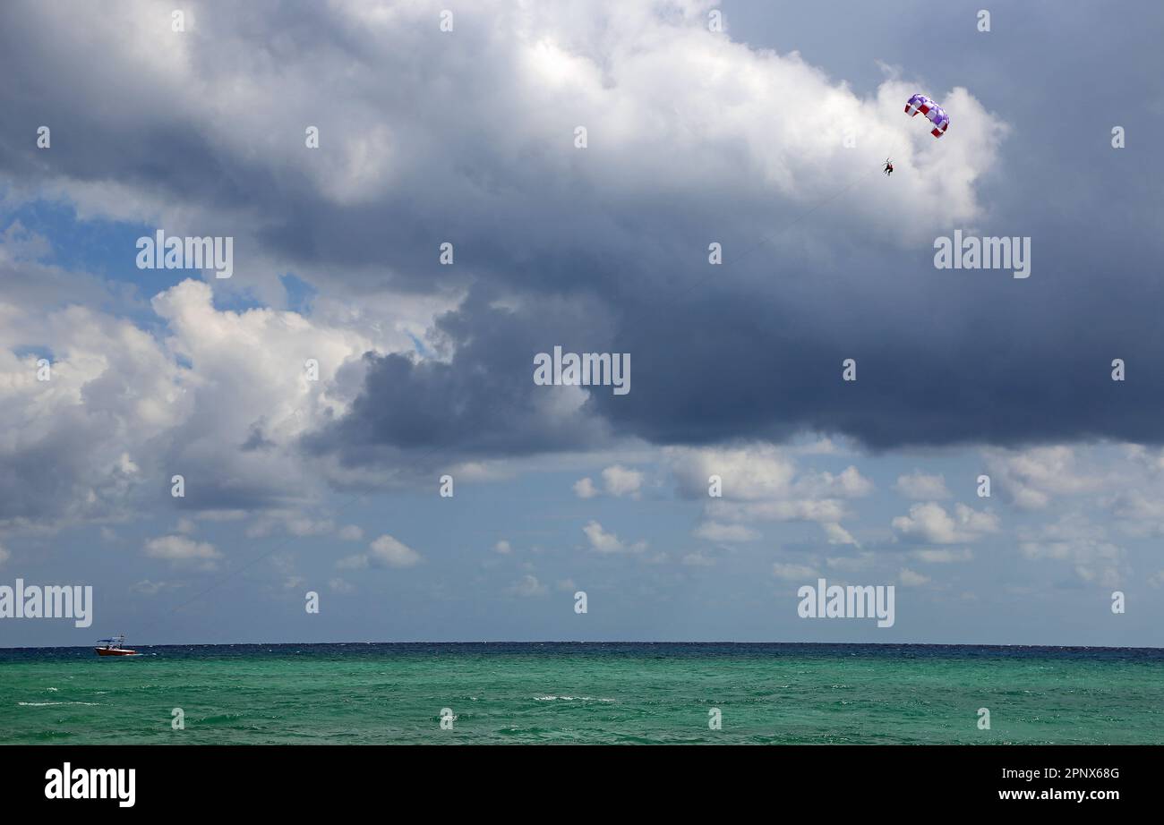 Parachute ascensionnel au-dessus de la mer des Caraïbes, Mexique Banque D'Images