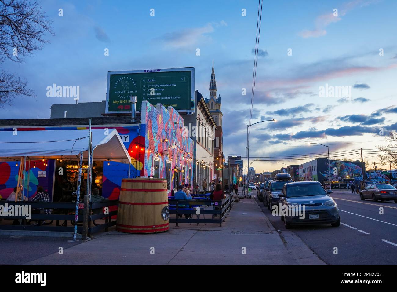 Denver, Colorado, États-Unis - 4,7.2023: Quartier de Rino au coucher du soleil. Personnes assises dans un patio de brasserie Banque D'Images
