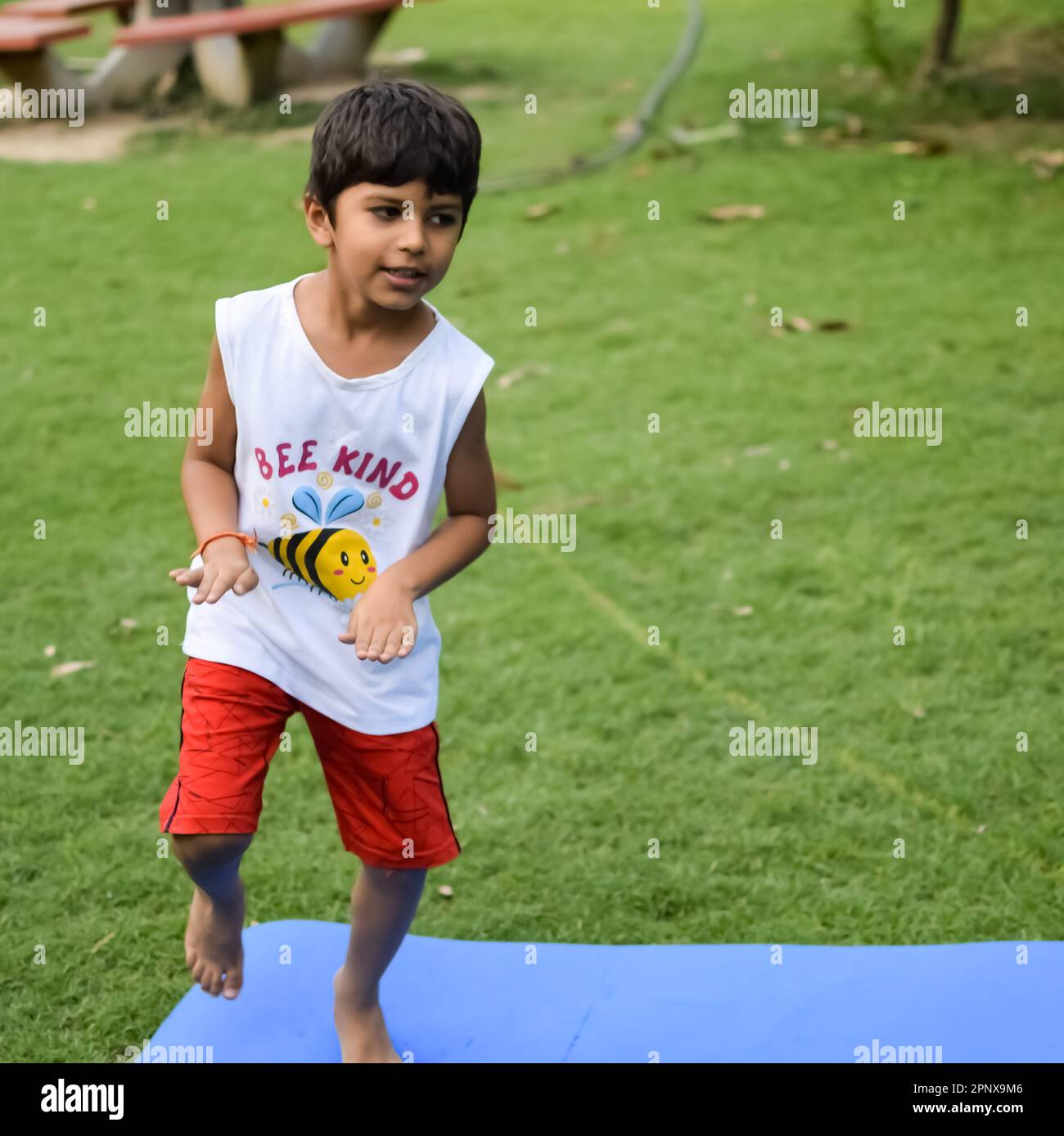 Asiatique chic enfant faisant le yoga pose dans le parc de la société en plein air, pose de yoga pour enfants. Le petit garçon fait de l'exercice de yoga et de méditation. Banque D'Images