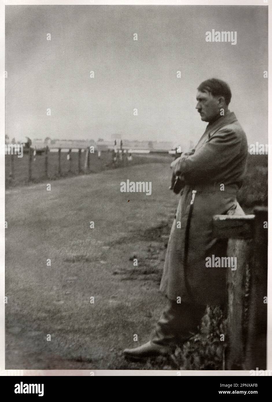 Photo d'Adolf Hitler, dirigeant de l'Allemagne nazie. Lonesome Hitler sur la route. Reproduction de photos anciennes Banque D'Images