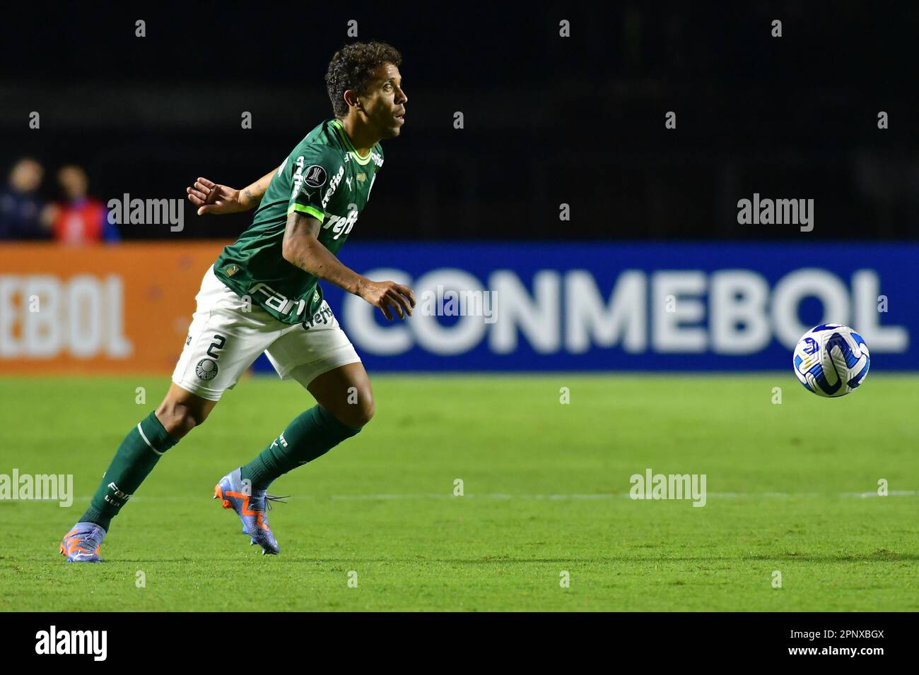 SAO PAULO, BRÉSIL - AVRIL 20: Marcos Rocha conduit le ballon pendant le match entre Palmeiras et Cerro Porteño dans le cadre du Groupe C du Conmebol Libertadores 2023 au stade Morumbi sur 20 avril 2023, à São Paulo, au Brésil. (Photo de Leandro Bernardes/PxImages) Banque D'Images