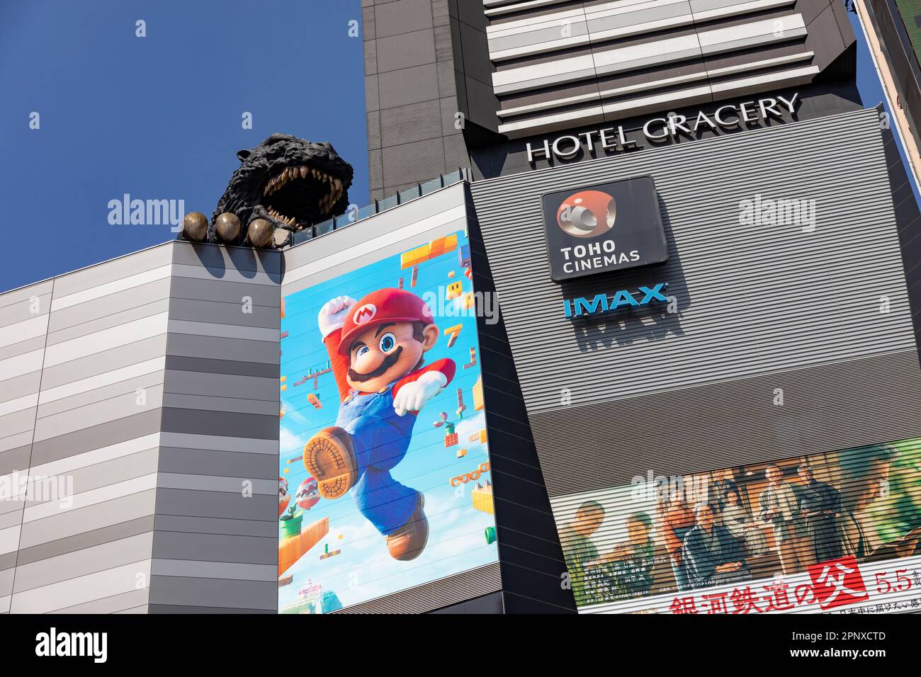 Hotel Gracery Godzilla avril 2023, Tokyo toho cinémas et super Mario publicité panneau, Shinjuku ville, Japon, Asie Banque D'Images
