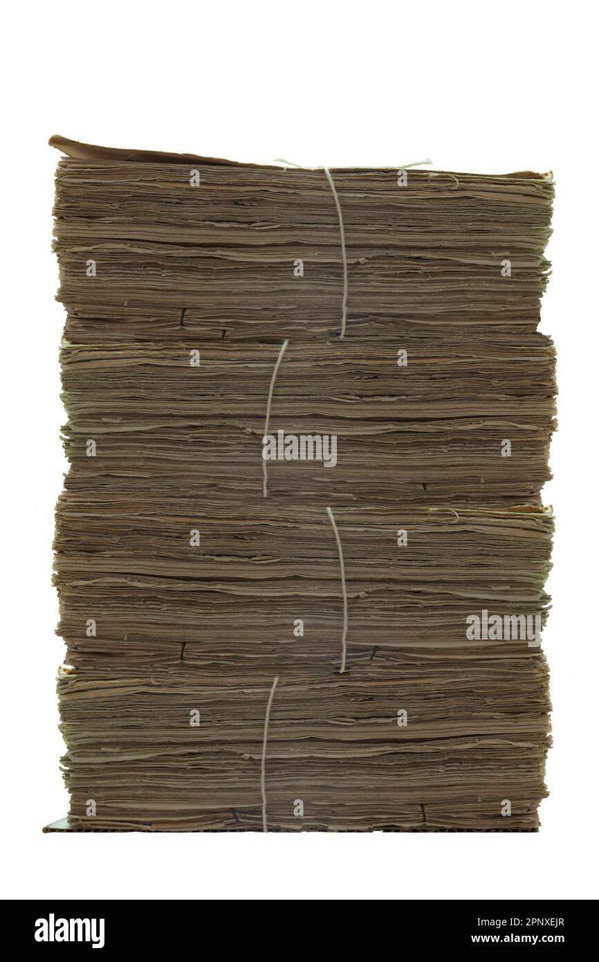 Les anciennes piles de papier sont prêtes à être reliées. Processus d'atelier de reliure Banque D'Images