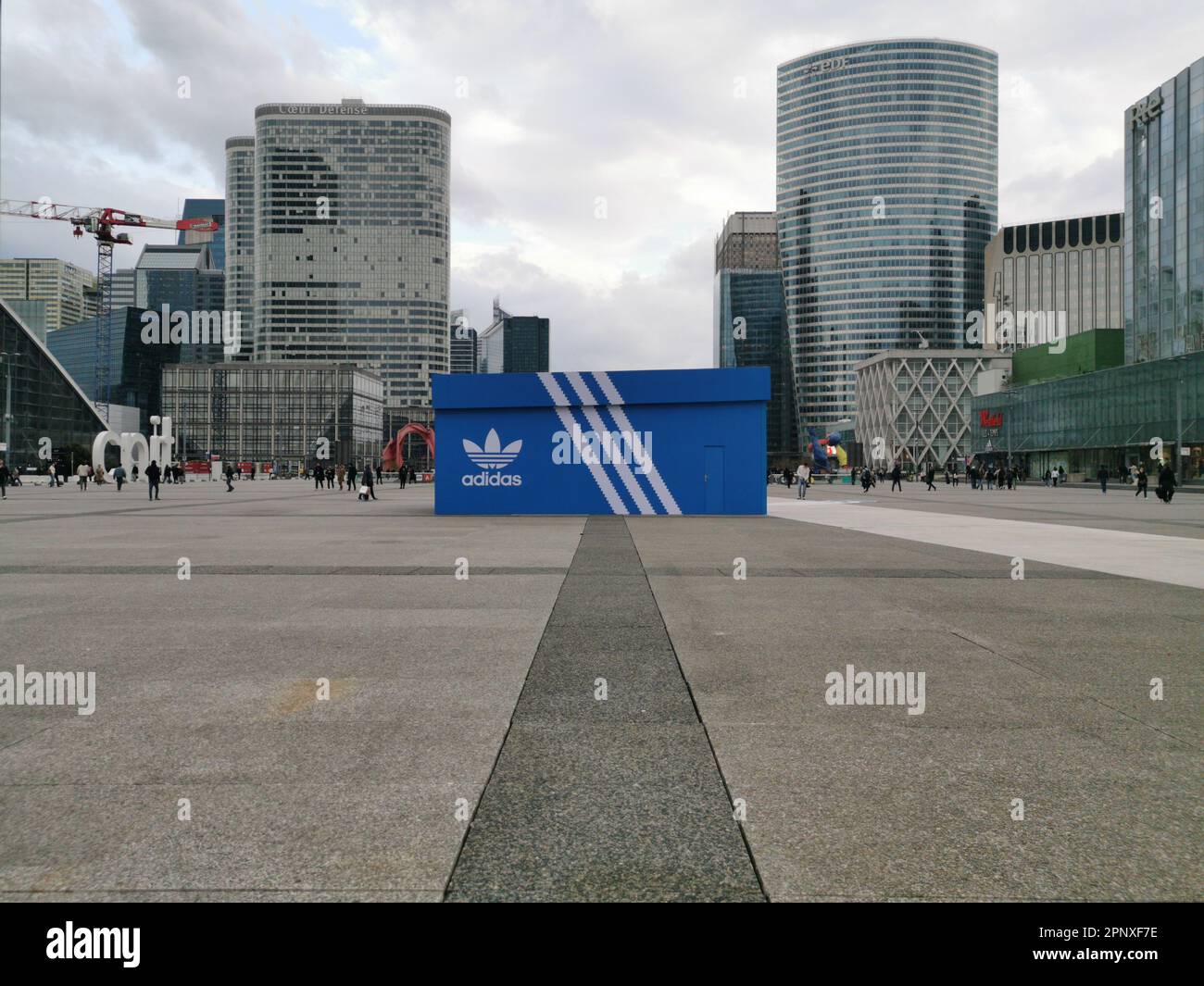 18 avril 2023. Boite a chaussures geant Adidas pour un evenement promotionnel sur l Esplanade de la Defense Photo Stock Alamy