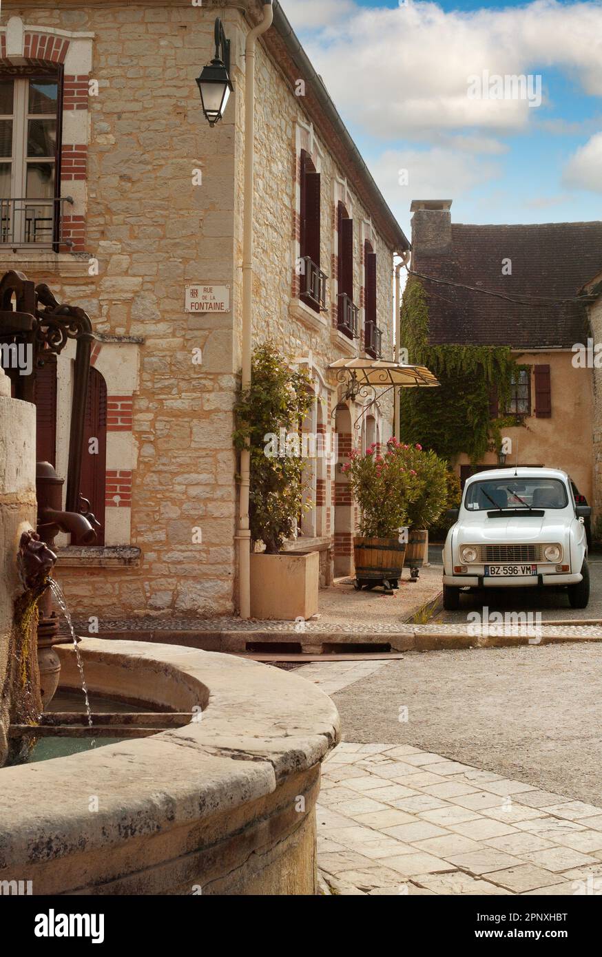 Renault 4L 'Cartes Jeune', Salviac, département Lot, France Banque D'Images
