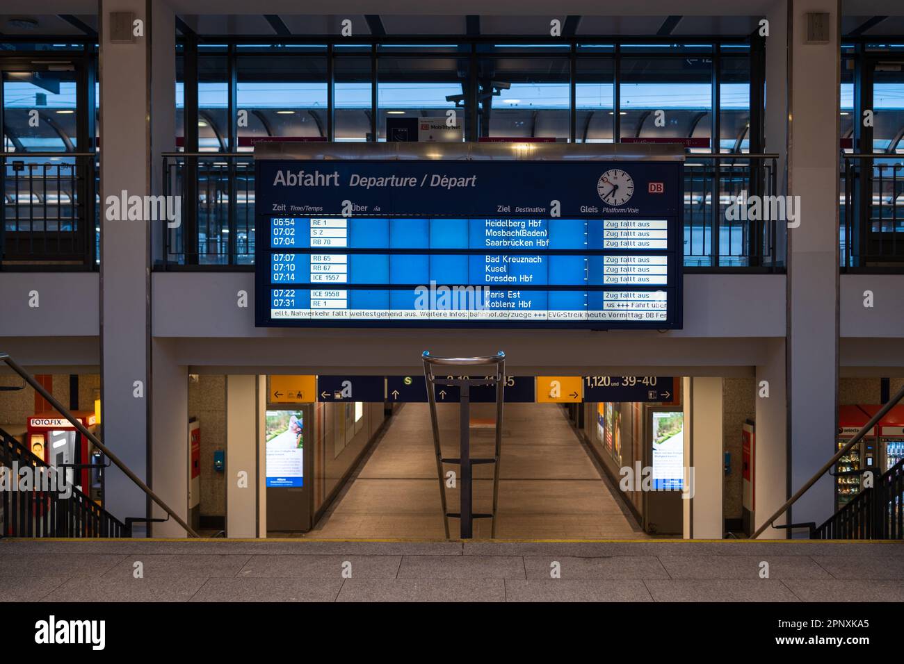 Kaiserslautern, Allemagne. 21st avril 2023. À l'intérieur d'une gare, un tableau des départs avec des messages « train annulé ». La grève a été lancée par le syndicat EVG des chemins de fer et des transports après l'échec des négociations salariales avec la société ferroviaire Deutsche Bahn (DB). Les membres du syndicat ont été appelés à arrêter tous les services ferroviaires vendredi entre 3 h et 11 h. Credit: Gustav Zygmund/Alamy News Banque D'Images