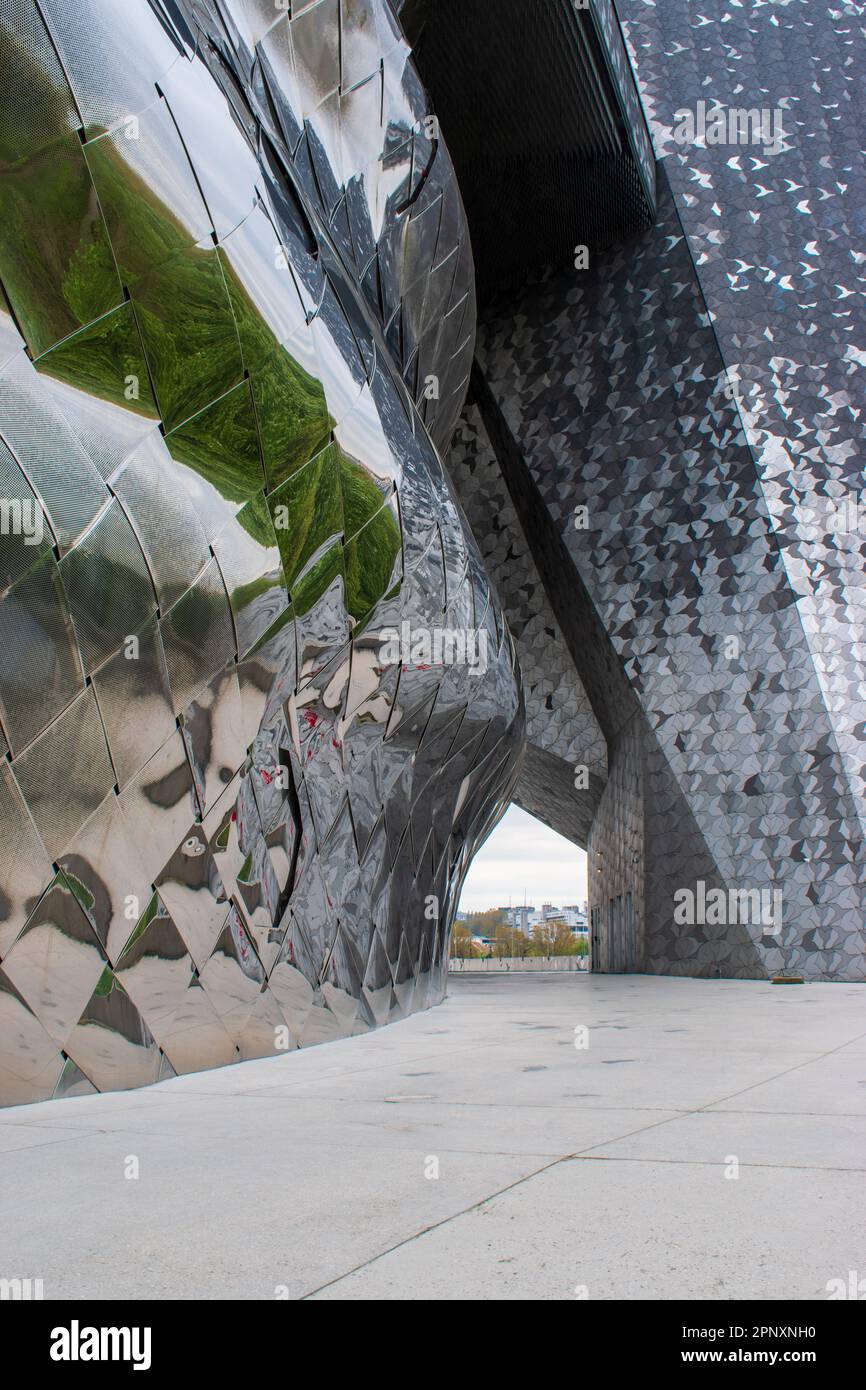 Paris, France - 04 20 2023 : le bâtiment de la Philharmonie de Paris, créé par l'architecte Jean nouvel Banque D'Images