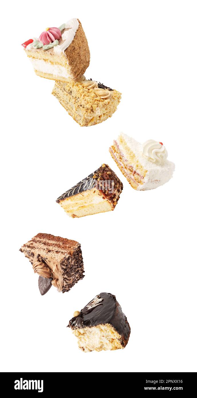 Morceaux de gâteau dans l'air. Tranches de gâteau tombant isolées sur fond blanc Banque D'Images
