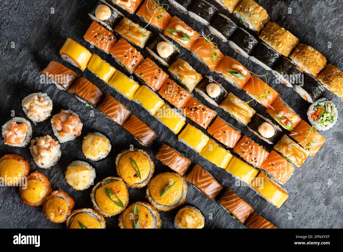 Collection de sushis japonais. Petits pains Maki and avec thon, saumon, crevettes, crabe et avocat, fromage. Vue de dessus de l'assortiment de sushis. Rouleau de sushi Rainbow, u Banque D'Images